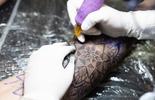 Преглед на личните предпазни средства в студио за татуировки