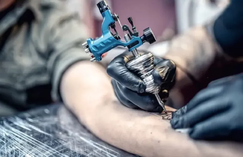 Stroj za postavljanje zavojnice za tetoviranje