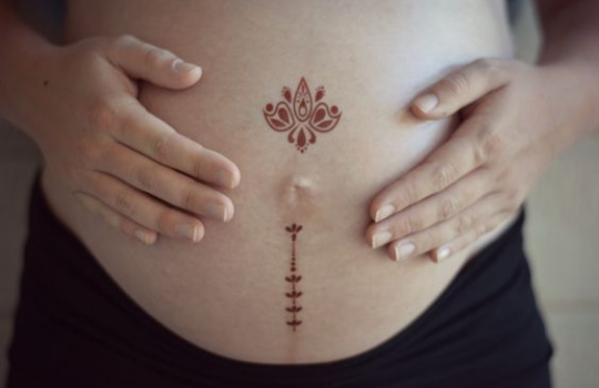 Lassen Sie sich während der Schwangerschaft ein Tattoo stechen